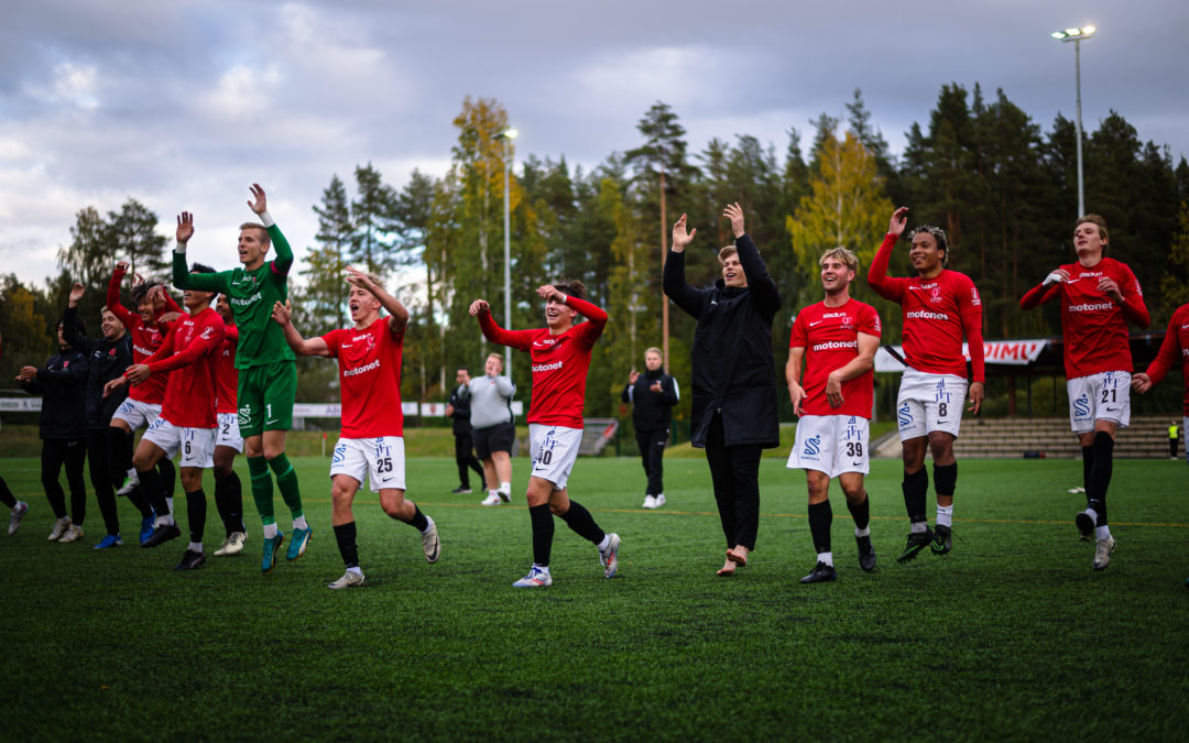 Tehdäänkö lauantaina joensuulaista jalkapallohistoriaa? 🔴⚪⚫

Viikonloppuna ollaan totisesti jännän äärellä! Lämmintä päälle ja kaikki Mehtimäelle kannustamaan JIPPO voittoon!

Lue lisää: jippo.fi/tehdaanko-ykko…
Liput: jippo.eventiolive.fi/events/66aa1ad…

📷 <a href="/fotomik/">Mikko Kalavainen</a> #jippo #ykkösliiga