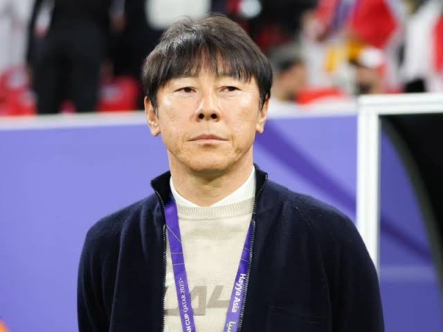 Hasil pertandingan hari ini semua tanggung jawabmu coach Shin Tae Yong 🙏.  Entah eksperimen, meremehkan lawan karena masih nihil poin, ataupun alasan lain kekalahan barusan ini banyak andil darimu coach. 

Mulai dari pemilihan starter, dipasangnya dua wide center back secara