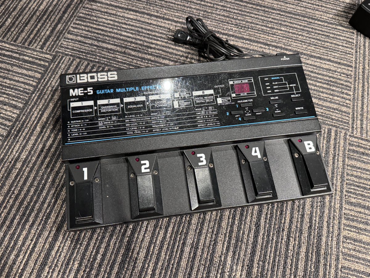 久々のエレキギターでの
バンド練習、今日の足元は
だいぶ前にメルカリでゲットした
懐かしいBOSSのME-5
なんかこれくらいの操作性って
丁度自分に合ってるかも（笑）
#bossme-5
#濱田製作所
#エフェクターボー道
#今も使ってる人いるのかな