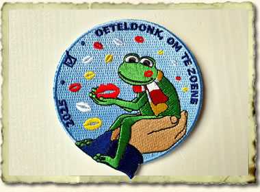 Een embleem "om te zoene"!😘
Wil je deze ook op je jas of kiel? (Ca. 8,5 x 9,3 cm.)
Neem contact op en ontvang 'm nog vóór 11/11!
Kosten € 6,- per stuk (+ evt. verzendkosten).
#oeteldonkembleem #EmblemenBadges