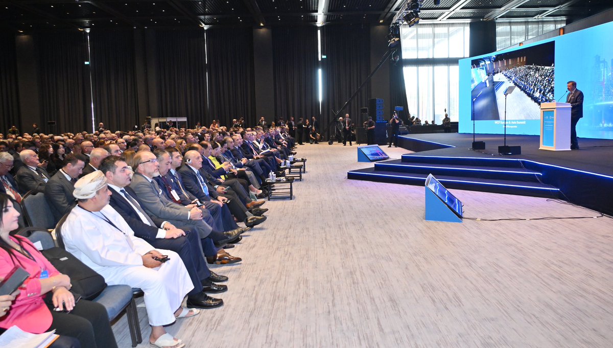 RHisarciklioglu's tweet photo. İstanbul’da önemli bir zirveye ev sahipliği yapıyoruz.

62 ülkeden 800’den fazla iş insanıyla, Başkanı olduğum Dünya Odalar Federasyonu’nun (WCF) Avrupa ve Asya Zirvesi için bir aradayız.

Çevre Şehircilik ve İklim Değişikliği Bakanımız Sayın @murat_kurum’un katılımıyla ikinci günün açılışını gerçekleştirdik.

Avrupa ve Asya Zirvesi’nde iklim değişikliğiyle mücadele ana gündemimiz. 

Zirvede serbest ve adil ticaretin önceliğimiz olduğunu vurguladık. Küresel ticareti ve başta KOBİ’ler olmak üzere işletmeleri tehdit eden korumacılığın yükselişinden büyük endişe duyuyoruz. Özellikle teknoloji alanındaki son korumacı eğilimler, küresel ticaret için riskler oluşturuyor. Dünya Ticaret Örgütü’nün reforme edilmesi ve işlerlik kazandırılması gerekiyor.

Avrupa ve Asya Zirvemizin iş insanlarımıza yeni fırsatlar sunmasını, yeni projelere vesile olmasını diliyorum.

#WCFEuropeAsia