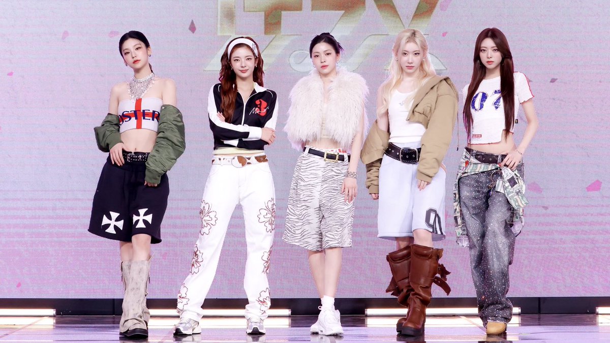 FIVEOFITZY's tweet photo. LISTENING TO #ITZY’s FINAL VERSIONS WITH LIA’S VOICE IN IT HITS SO DIFFERENTLY. LIA COMPLETES ITZY AND THEY WILL ALWAYS BE FIVE! 😭🫂

#ITZY_GOLD @ITZYofficial
#있지가_골드로_빛날시간 #LIA_ReturnsToShine https://t.co/OktYVxq1l1
