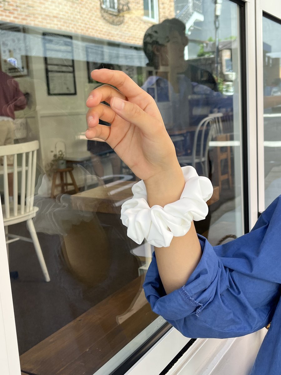 #rt #rt이벤트 #follow

블라우스원단 느낌으로 기본라인 가지고 싶어서 만들어본 소프트 무지 스크런치! 두 가지 사이즈로 준비했어요💗 추첨을 통해 한 분께 보내드릴게요 :)

smartstore.naver.com/garnett_/produ…