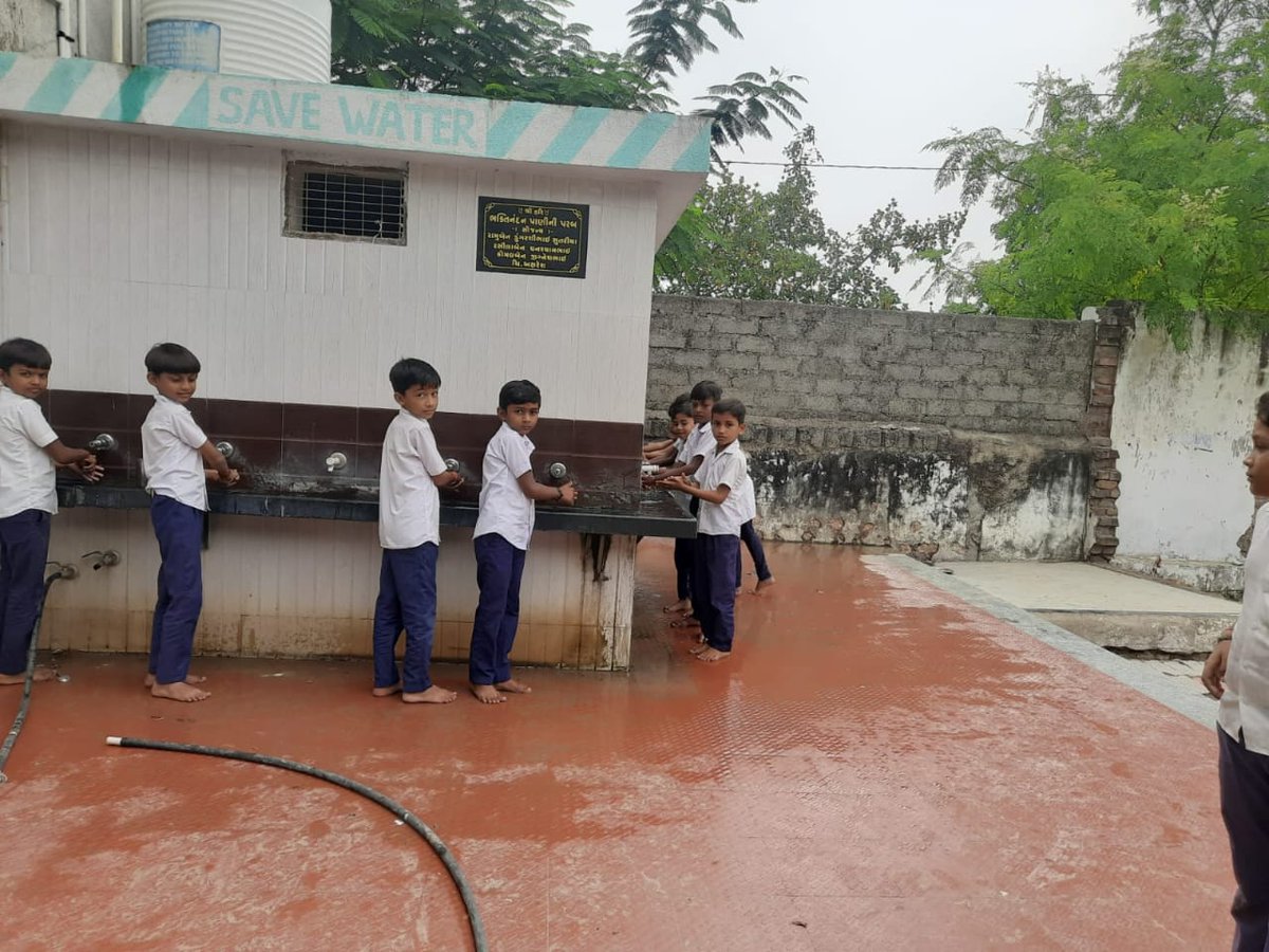 sbm_botad's tweet photo. SHS-2024 અંતર્ગત બોટાદ તા.ના ઝમરાળા ખાતે પ્રા. શાળામાં #GlobalHandWashing Day નિમિતે બાળકોને સ્વચ્છતા થી સ્વસ્થતા માટે સમજુતી અપાઈ.
#GlobalHandwashingDay
#SBMRGujarat
#SHSGujarat2024
@SBMR_Gujarat
@crdgujarat1
@Collectorbotad
@DDOBOTAD
@BotadDrda
@InfoBotadGoG
@BotadTdo https://t.co/5ZcoJt2gXE