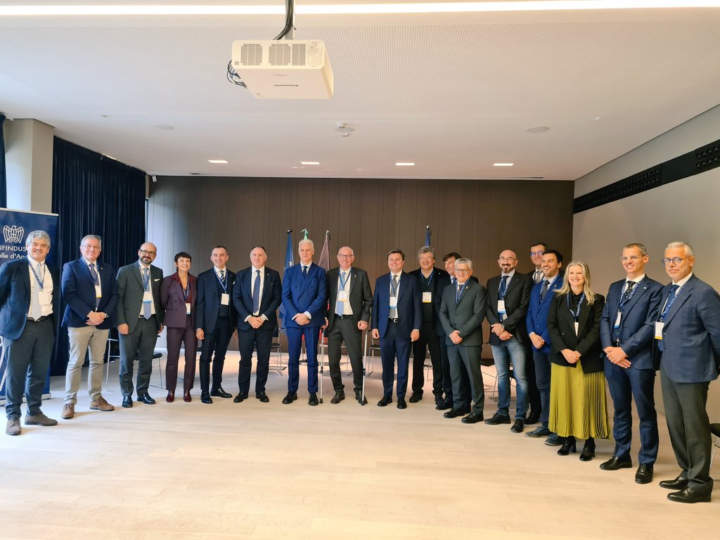 vdaufficiale's tweet photo. Presidente Regione Valle d'Aosta Renzo #Testolin, all'Assemblea Confindustria Valle d'Aosta: "Per affrontare i dossier già aperti e le sfide che attendono in futuro la Valle d’Aosta serve una larga alleanza, di cui gli imprenditori sono una delle componenti essenziali". https://t.co/AcMyelXGKe