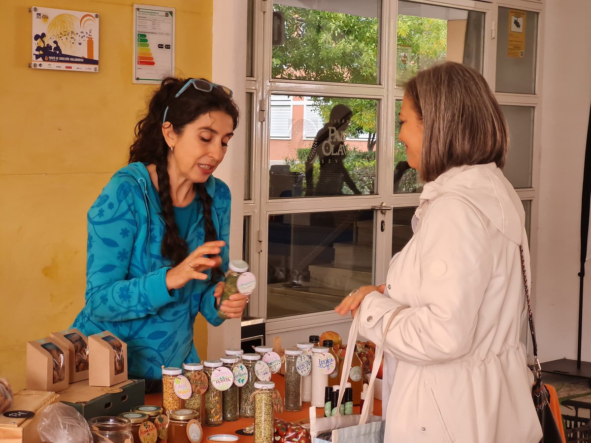 🛍️¡Visita el Eco-mercado en la #UPO! 

🍞🍯Productos locales, frescos y sostenibles directamente de pequeños productores. Apoya el comercio justo y cuida el planeta mientras disfrutas de un ambiente único en tu campus. 

¡Hasta las 14 horas en el Pasaje de la Ilustración!