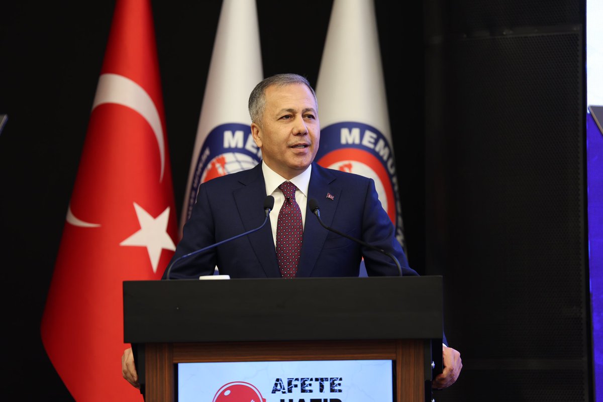 _aliyalcin_'s tweet photo. Afete Hazır Türkiye: Gençlerin Gözünden Afet Politikaları Projesi Ulusal Zirve Toplantısını İçişleri Bakanı Sayın Ali Yerlikaya'nın katılımıyla Genel Merkezimizde gerçekleştirdik

Genç Memur-Sen'imizin bu anlamlı projesi kapsamında afet bilinci oluşturmak amacıyla Türkiye'nin yedi bölgesinde çalıştaylar düzenlendi. Çalıştayların neticesinde çıkaracağımız afet raporu ile afetlere dirençli Türkiye hedefi doğrultusunda önemli bir eser ortaya koymuş olacağız. 

Memur-Sen olarak görevimiz yalnızca emek mücadelesi değil; aynı zamanda bu topraklara, bu millete vefa borcumuzu ödemektir. Gençlerimizin bu hassasiyetle hareket etmeleri ve bu projeye katkı sunmaları bizleri gururlandırıyor. Ülkemizin geleceğini inşa etmek için, gençlerimizin bu çabalarını her zaman desteklemeye devam edeceğiz.

@AliYerlikaya | @mstemrebalci | @TC_icisleri | @gencmemursen