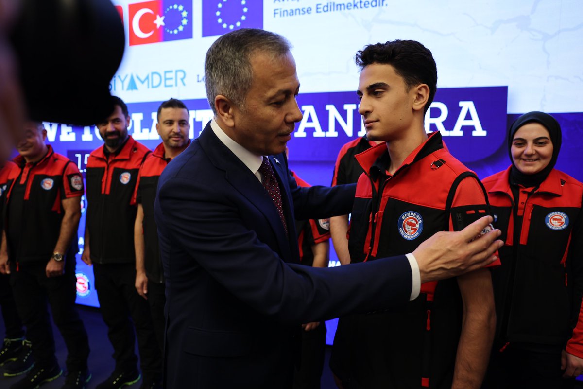 _aliyalcin_'s tweet photo. Memur-Sen Arama Kurma (MAK) ekibimiz ile asrın felaketi 6 Şubat Kahramanmaraş merkezli depremlerde ilk saatlerden itibaren sahada, milletimizin yanında olduk. AFAD ile omuz omuza onlarca can kurtardık. Gençlerimizin bu süreçteki fedakarlıkları, milletimiz adına büyük bir övünç kaynağı oldu. Bugün bu salonda bulunan gençler, o zor günlerin kahramanlarıdır.

Hem sahada ekiplerimizle hem de masada çalıştaylarımızla afetlere karşı milletimizin hizmetinde olmaya devam ediyoruz. Gençlerimizin bu hayati projelere verdiği destekten dolayı gururluyuz. Onların duyarlılığı ve çalışmaları, ülkemizin her türlü zorluğa karşı daha dirençli hale gelmesi için önemli bir adım olacak. 

Afete Hazır Türkiye: Gençlerin Gözünden Afet Politikaları Projesi Ulusal Zirve Toplantısın'a katılımlarından dolayı İçişleri Bakanı Sayın Ali Yerlikaya'ya teşekkür ediyorum. 

Bu anlamlı projeye katkı sunan tüm kurumlara, ortak kuruluşlara ve gönülden destek veren gençlerimize şükranlarımı sunuyorum. Özellikle böylesi önemli bir projeni hayata geçirilmesinden dolayı tüm Genç Memur-Sen Teşkilatımızı Başkan Mesut Emre Balcı'nın şahsında yürekten kutluyorum.

@AliYerlikaya | @mstemrebalci | @TC_icisleri | @gencmemursen