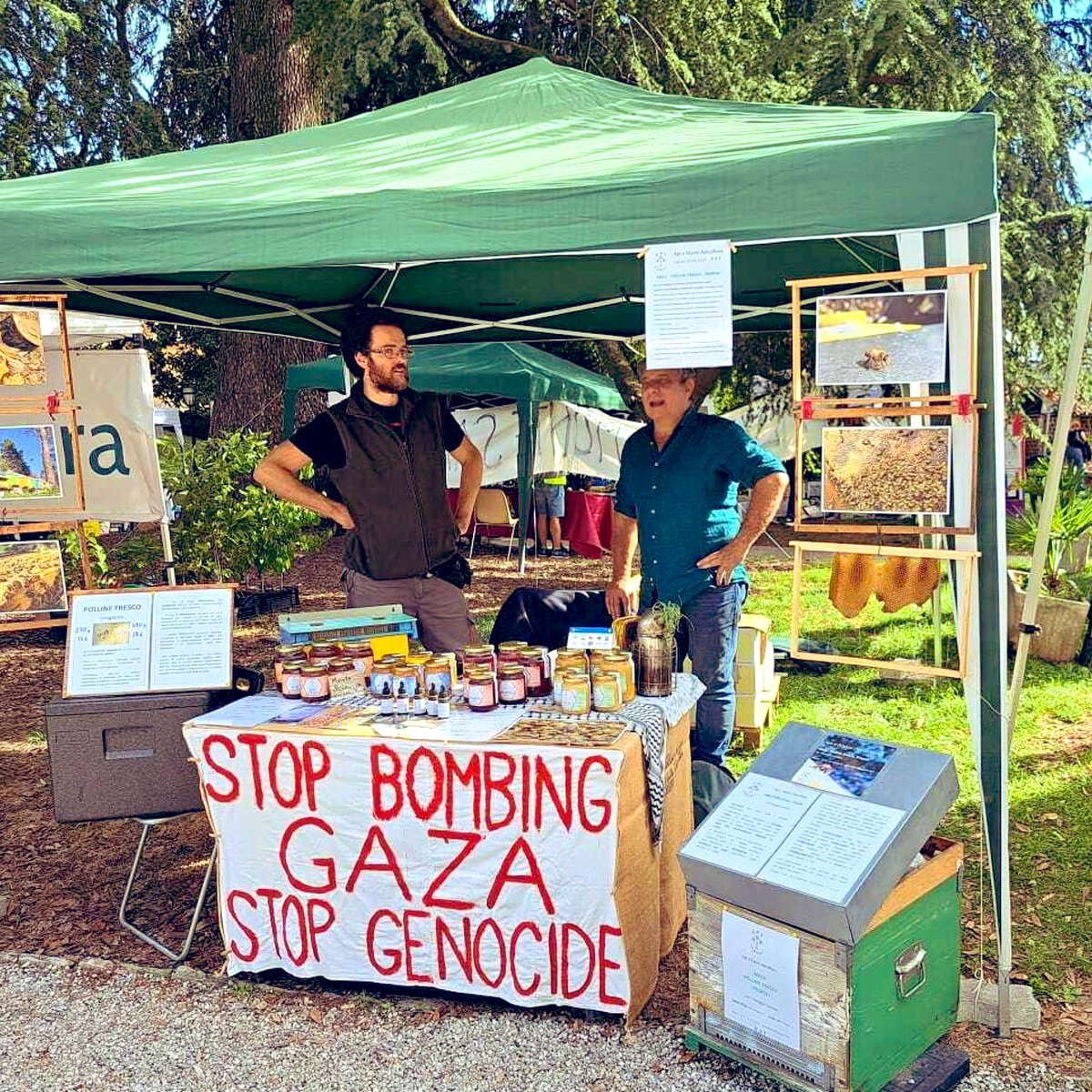 LA MULTA 

Nella repubblichetta dei Meloni accade anche questo.

Marco Borella è un apicoltore. 

Al mercato di Desio tiene fisso nel suo banco un cartello contro il genocidio a Gaza.

È stato multato per 430 euro per "propaganda politica non autorizzata".

Schifo