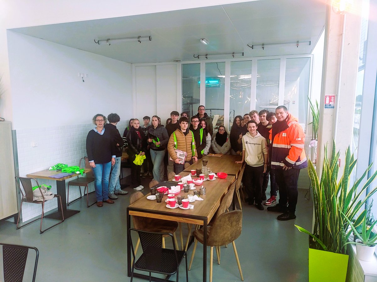 Les futurs professionnels de l'alimentaire étaient en visite au MiN !

Ce matin, en classe de 1ʳᵉ en Bac Pro vente de produits alimentaires, des lycéens de Saint-Gildas-des-Bois ont découvert les coulisses du MIN de Nantes, guidés par notre chef de marché, <a href="/MpMariot/">MARIOT PATRICE</a> .