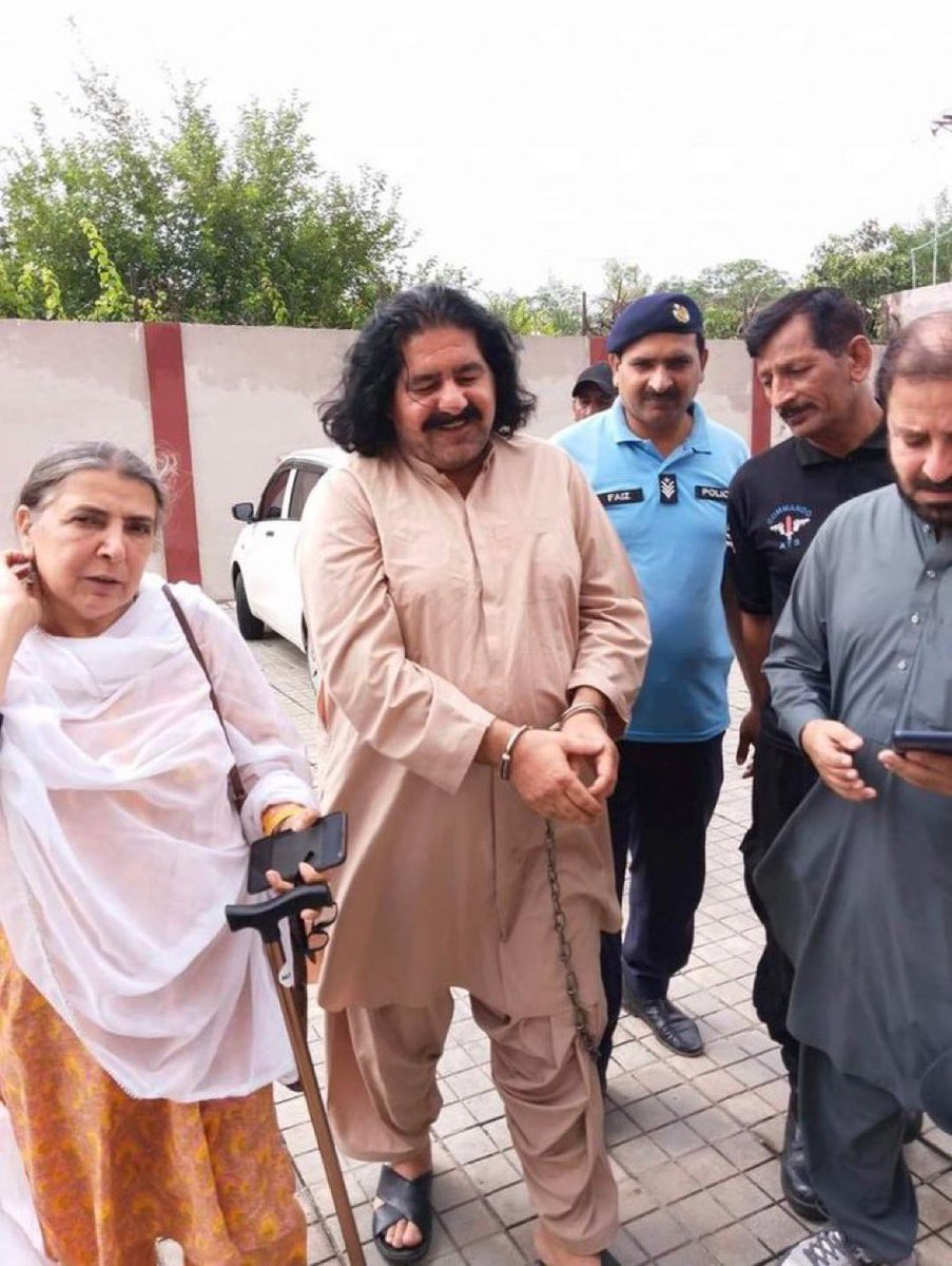 farzanaalispark's tweet photo. مجھے آج تک یہ نہیں سمجھ آئی کہ اس شخص نے آخر ایسا کیا جرم کر لیا کہ اسکی سزا ختم ہی نہیں ہو رہی ہے ؟؟؟
لوگ بدل گئے ۔۔حکومتیں بدل گئیں لیکن  یہ معاملہ وہیں کا وہیں ہے ۔۔۔۔ https://t.co/f8xsO3SfKL