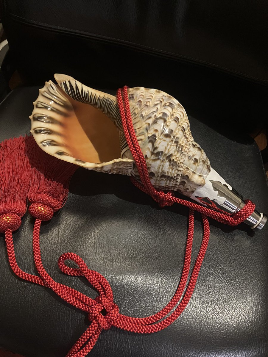 Arthur_N_F's tweet photo. 人生初の法螺貝、吹かせていただいた（音出すの結構むずい）
大きいのもあってか、自分が知っている楽器のどれと比べても爆音に感じた。これもはや狼煙と言う名のFUZZだ。 https://t.co/9WRXJenJu7