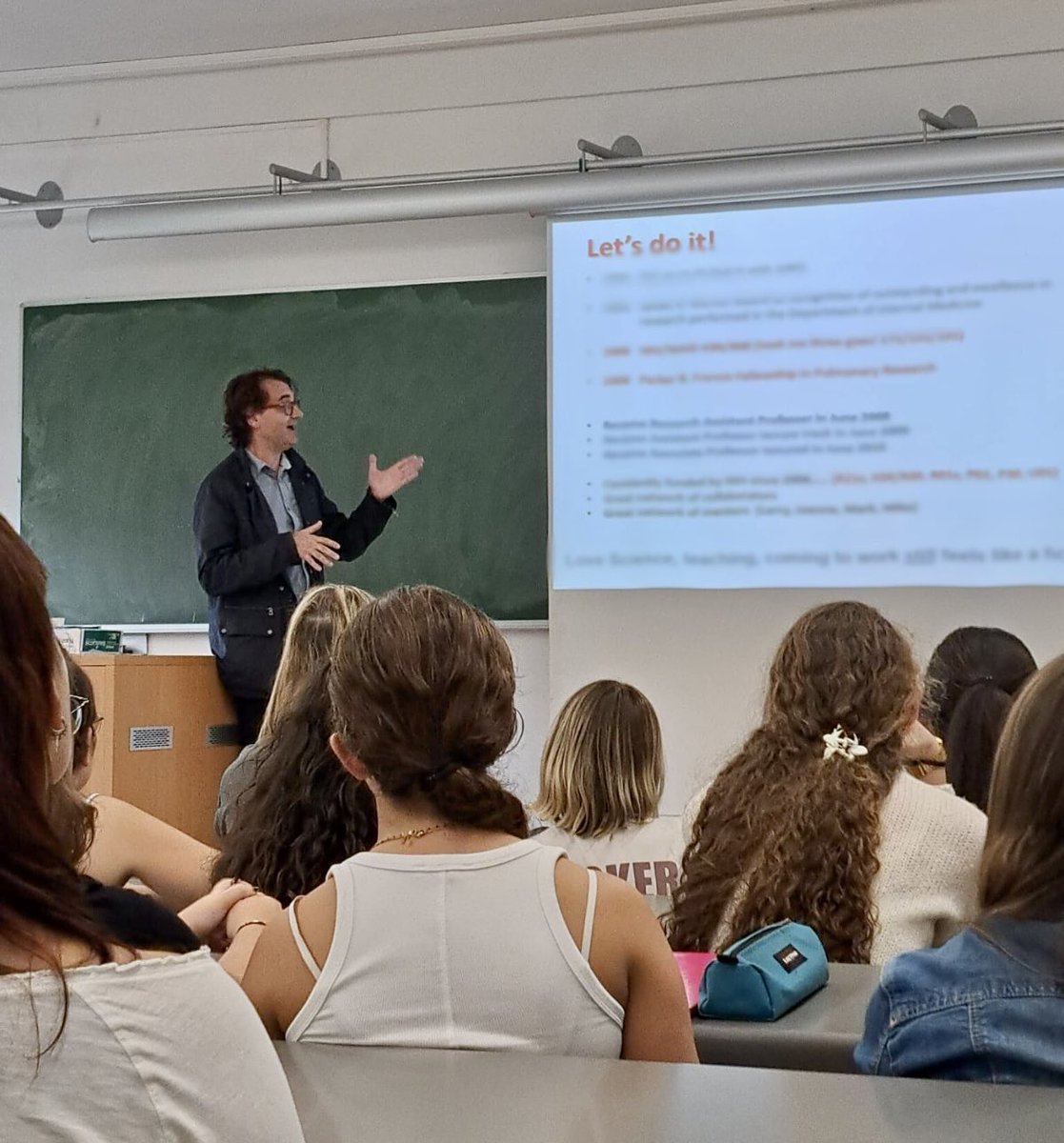 One & a Half LabGroup (@oneandahalf_lab) on Twitter photo Last week, Jordi Torrelles from <a href="/txbiomed/">Texas Biomedical Research Institute</a> gave an overview on #tuberculosis research and his professional career to students from the Bachelor in Genetics from <a href="/UABBarcelona/">Universitat Autònoma de Barcelona</a>
<a href="/GTRecerca/">IGTP</a> <a href="/ADVANCE_TB/">ADVANCE-TB</a> Last week, Jordi Torrelles from <a href="/txbiomed/">Texas Biomedical Research Institute</a> gave an overview on #tuberculosis research and his professional career to students from the Bachelor in Genetics from <a href="/UABBarcelona/">Universitat Autònoma de Barcelona</a>
<a href="/GTRecerca/">IGTP</a> <a href="/ADVANCE_TB/">ADVANCE-TB</a>