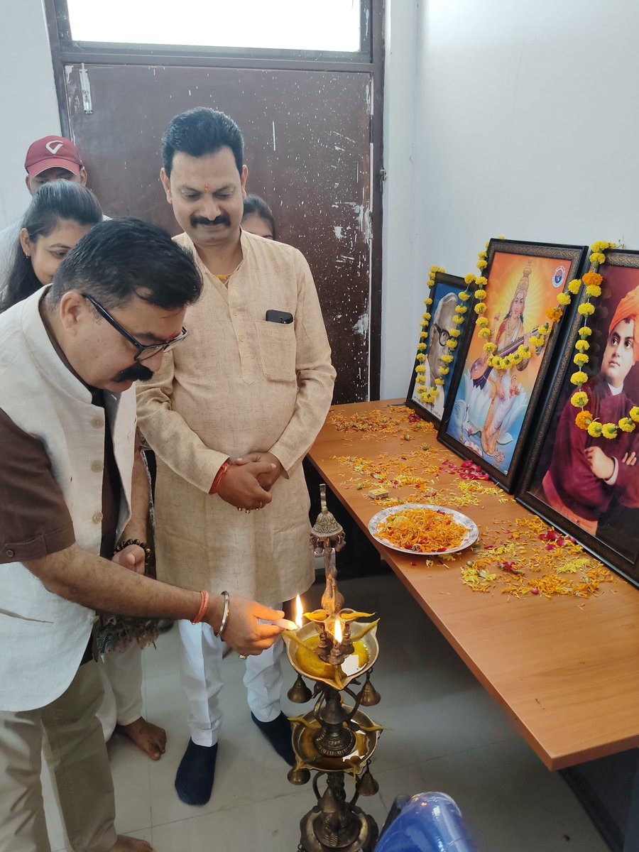 SFSMahakoshal's tweet photo. SFS छतरपुर इकाई द्वारा नानाजी देशमुखजी की जयंती के उपलक्ष्य में संगोष्ठी का आयोजन किया गया जिसमें नमामि गंगे के राष्ट्रीय संयोजक डॉ भरत पाठक जी,
गंगासमग्र दिल्ली प्रांत की संरक्षक डॉ नंदिता पाठक जी और SFS राष्ट्रीय सह संयोजक स्वेच्छा पाठक जी प्रमुख रूप से उपस्थित रहे।
@ABVPVoice https://t.co/o2zsGWCpUP