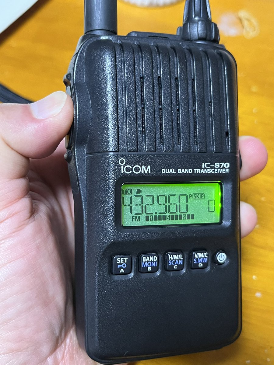 Works39's tweet photo. 久々に #ICS70 を出してみた。
バッテリーパックも中身はニッケル水素充電池のタイプ。
今のIC-T10の前の機種だ。
受信感度は比べてないけど、大差ないんじゃね？
電池パックは売ってなくても、汎用ニッケル水素充電池が使えるし、電池ケースにキチンと入って使える。

Ni-MHの頭2つは製造年を指す。 https://t.co/1r1izc0OEa
