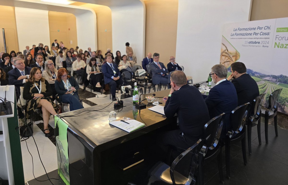 #15ottobre, #Roma 🌿 "𝐋𝐚 𝐟𝐨𝐫𝐦𝐚𝐳𝐢𝐨𝐧𝐞 𝐩𝐞𝐫 𝐜𝐡𝐢, 𝐥𝐚 𝐟𝐨𝐫𝐦𝐚𝐳𝐢𝐨𝐧𝐞 𝐩𝐞𝐫 𝐜𝐨𝐬𝐚",  <a href="/OnofrioRota/">Onofrio Rota 🇮🇹🇪🇺</a>, Segretario Generale #FaiCisl, dal Forum Nazionale ForAgri sulle competenze per l'agricoltura digitale: "Economia sommersa e #caporalato rimangono una piaga