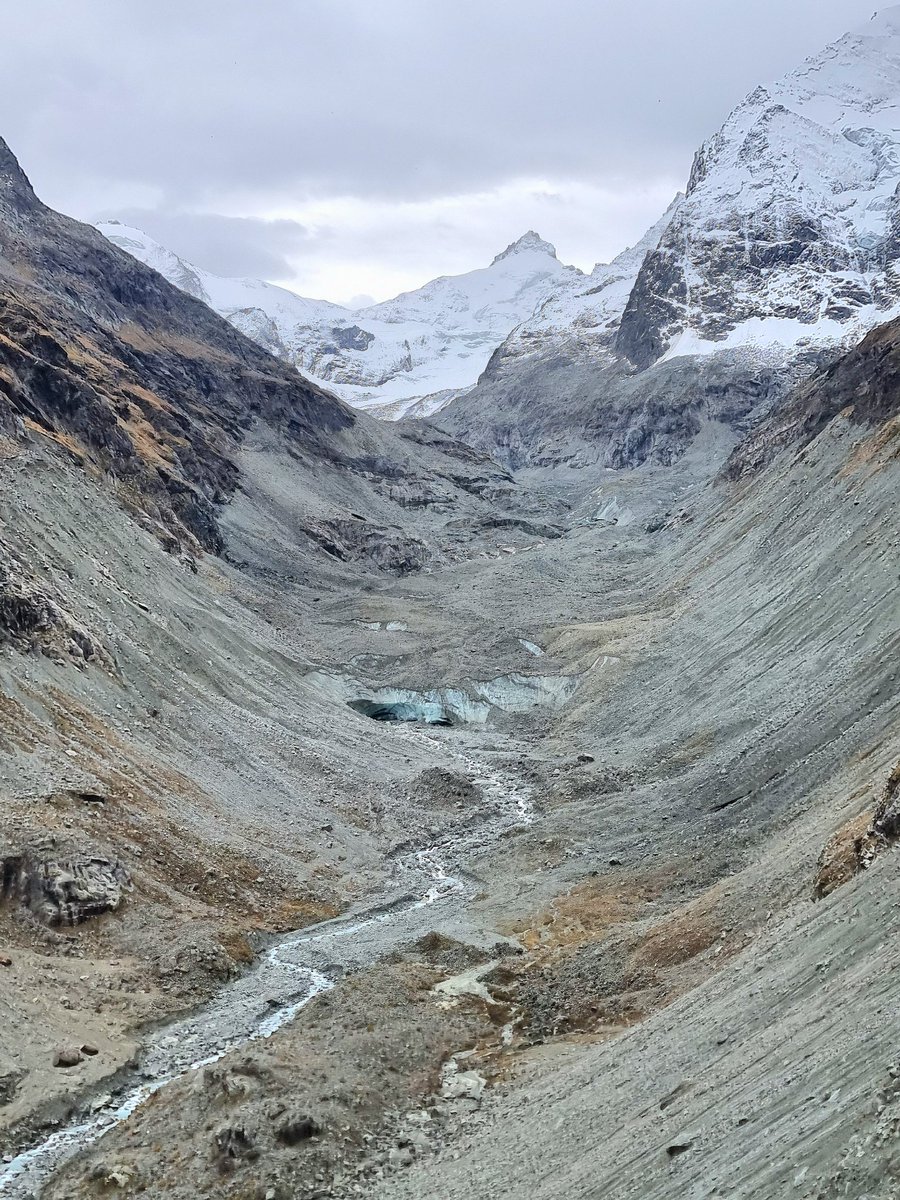 Dying Zinal Glacier today, looks like a chameleon below its thick debris cover! ❄️🔥
The tongue will soon be cut in two by a rock cliff below Grand Cornier (R) ✂️
Point de Zinal (3790m) at background
Insane sunny weather, for weeks now! 🙃