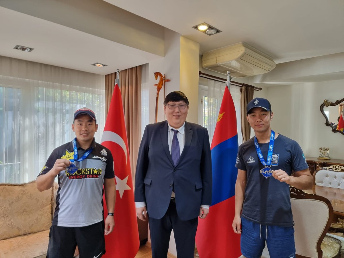 Ерөнхий консул Д.Анхбаяр мото спортын бартаат замын дэлхийн аварга шалгаруулах тэмцээн “Sea to Sky” FIM  World Championship-д амжилттай оролцож мөнгөн медалийн болзол хангасан спортын мастер П.Төрбат, спортын дэд мастер Э.Төгөлдөр нарт баяр хүргэв. 
istanbul.consul.mn/post/2427