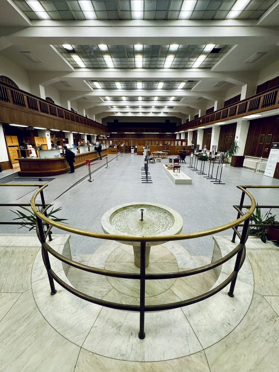 Svět kráčí vpřed mílovými kroky a pozná se to tak, že z Haly služeb v <a href="/narodniknihovna/">Národní knihovna ČR</a> zmizely šuplíčky s papírovou kartotékou. Foto červenec 2023 a říjen 2024. 

Kde se ten pokrok zastaví?