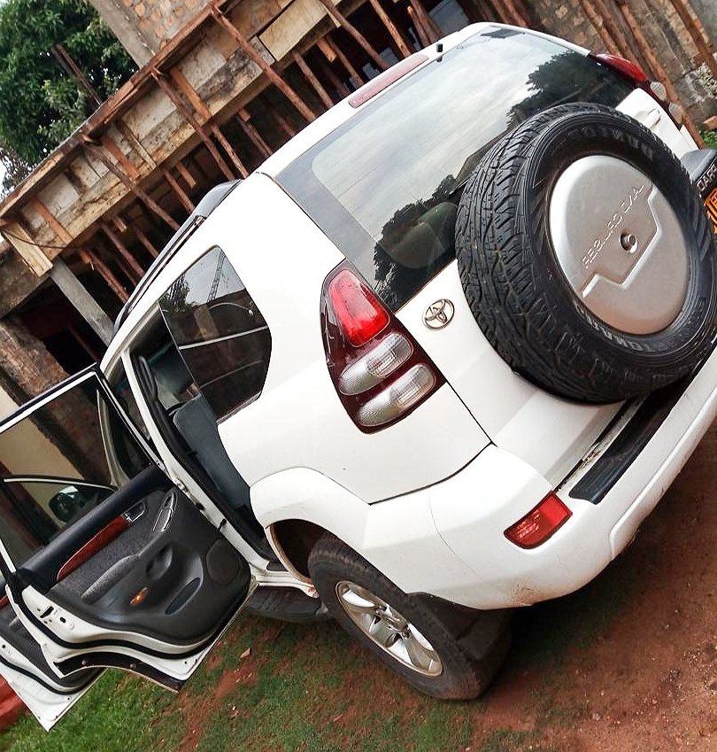 DriveNowUg's tweet photo. 🛶#OnAuction🛶
This Ex-UN Land Cruiser 2005 edition has a mileage of 344,188km, it's a manual version with 2.9ccand uses diesel fuel. It's in perfect mechanical condition and the Interior too.
#Note: It's an open bidding but made for buyers not brokers and beta with full payment. https://t.co/qk23RvfkXH
