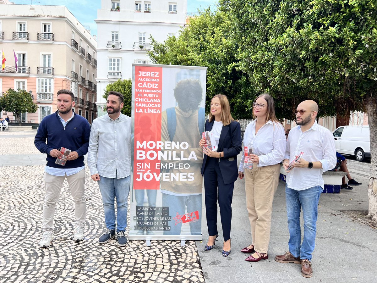 PSOE de Cádiz (@psoecadiz) on Twitter photo 🌹La secretaria de Organización de <a href="/_AnaCarrera/">Ana Carrera</a> y <a href="/danipg94/">Daniel Perea</a>, atienden en la plaza de San Antonio a los medios de comunicación, donde presentan una campaña de JSA sobre planes de empleo, además de explicar iniciativas que elevan los socialistas al próximo pleno de la Diputación. 🌹La secretaria de Organización de <a href="/_AnaCarrera/">Ana Carrera</a> y <a href="/danipg94/">Daniel Perea</a>, atienden en la plaza de San Antonio a los medios de comunicación, donde presentan una campaña de JSA sobre planes de empleo, además de explicar iniciativas que elevan los socialistas al próximo pleno de la Diputación.