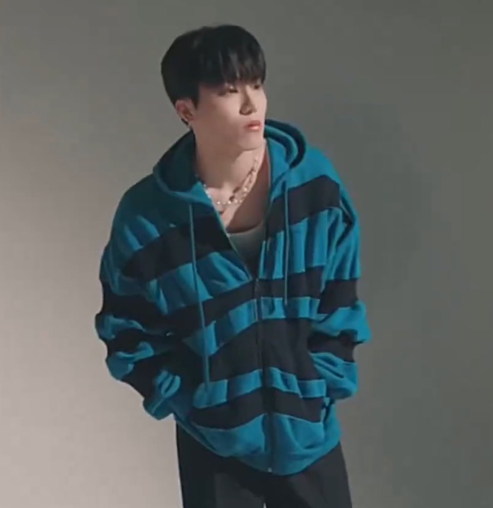 jexngwxx's tweet photo. oh look at that neckline skshskshs model jeongwoo is really something 🫠 https://t.co/U4mpIlXaxG