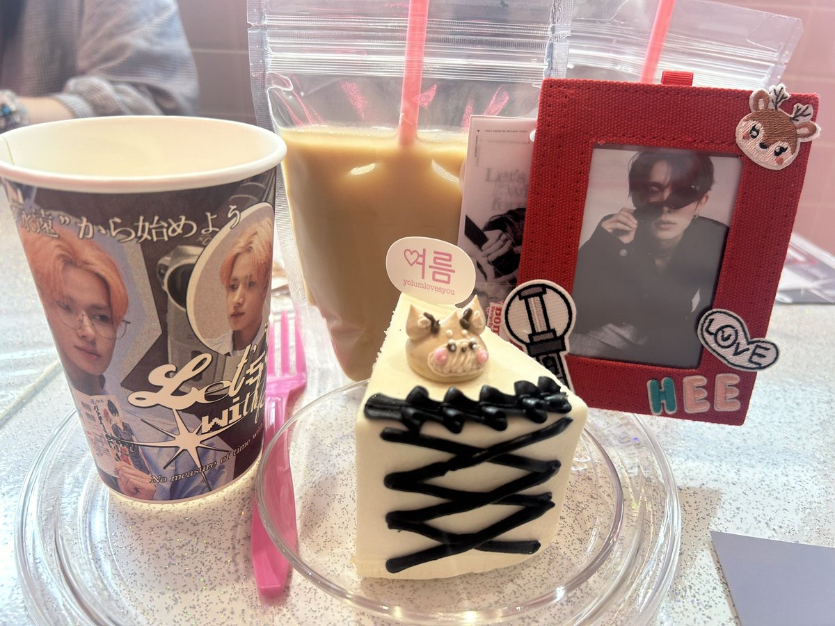 rarutan_con_hh's tweet image. ヒスンさんセンイルカフェ
巡りに行ってきました🎂✨
yolumさんの装飾素敵なヒスンさんに
囲まれて幸せ空間🥰
ラキドロ何と1等当選！
素敵な額縁ヒスンさん頂きました🥹
大切に大切にします🫶

#Forever_with_Heeseung
 @intersectionhs @lswf1015
@yolumlovesyou 
#희승 #ENHYPEN #HEESEUNG #엔하이픈