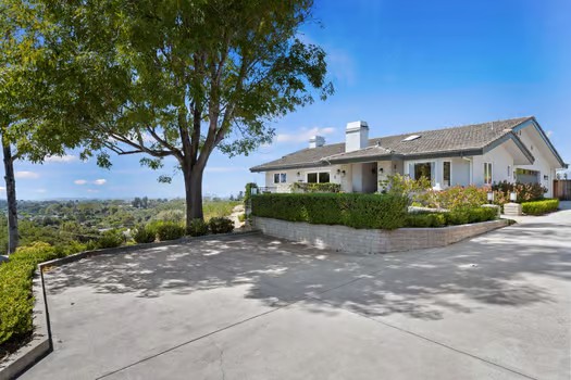 SandyOnTheBeach's tweet photo. SOLD! It was my pleasure to help my buyers secure this gorgeous single level ocean view home. Closed in 20 days for $3,420,000. "Happy Clients" once again! https://t.co/VVjuoTthua
