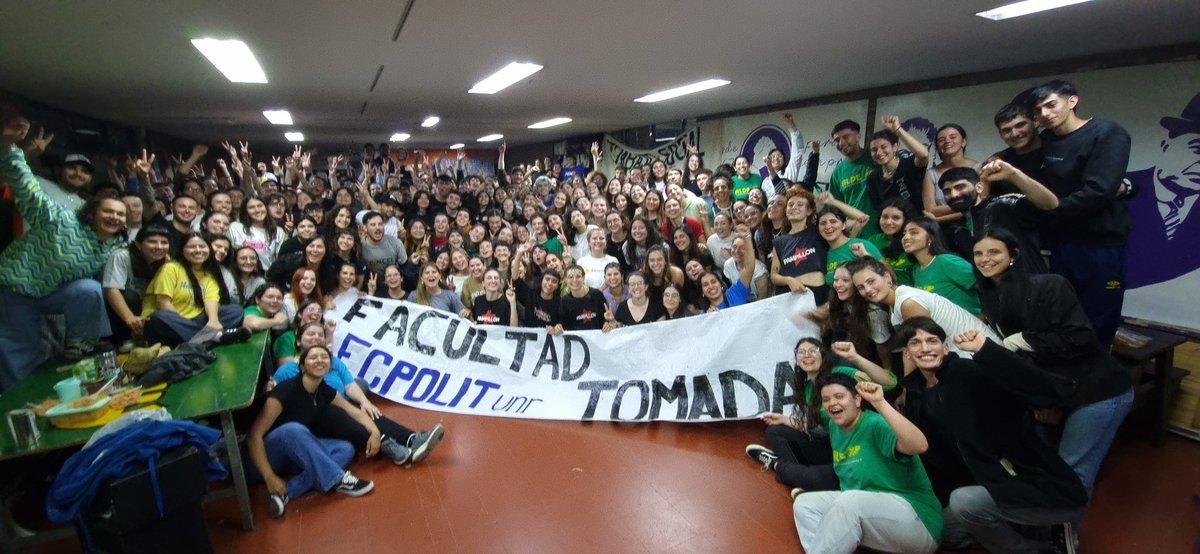 UrielValenti4's tweet photo. Hoy los estudiantes unidos decimos,hasta acá y ningún paso más...UNIVERSIDAD PUBLICA Y GRATUITA SIEMPRE!
#FacultadesTomadas #UniversidadPúblicaArgentina #fcpolit #UNR https://t.co/t11IfJxt9S