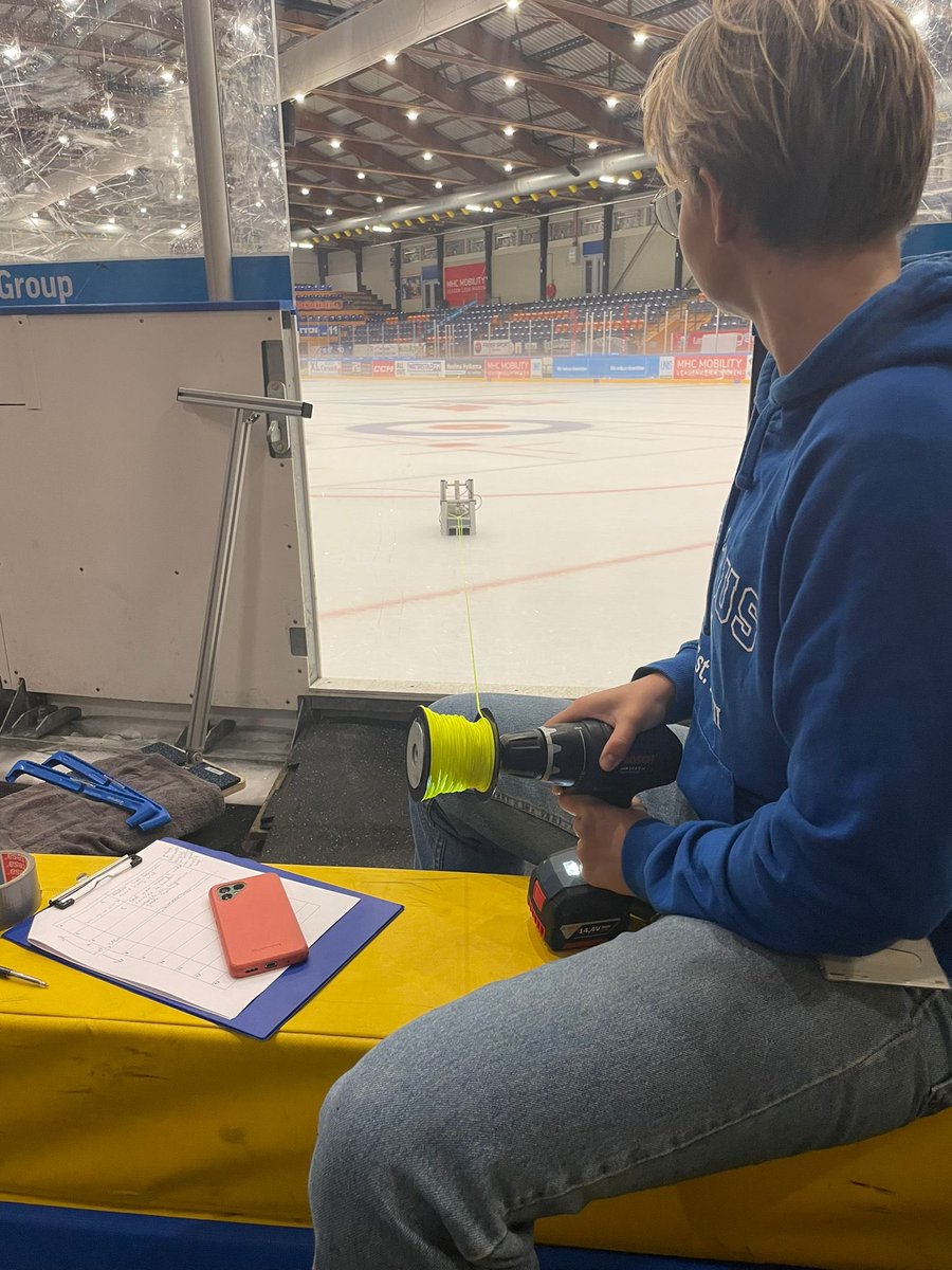 Hoe meet je glijweerstand van ijs? Bij <a href="/Thialf/">Thialf</a> wordt een ‘Meetslee’ doorontwikkeld als onderdeel van het PhD project van Loes Heemskerk. <a href="/wetsus/">Wetsus</a> <a href="/univgroningen/">University of Groningen</a> #Gripopijs #ijskwaliteit #ScienceToPractice #PhD #StayTunedForMoreInfo