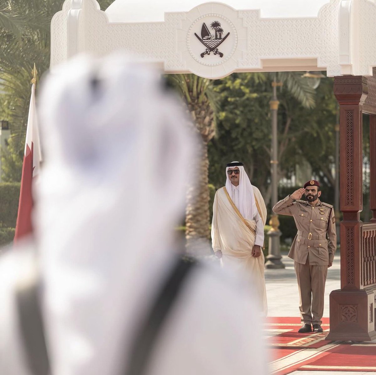 " كُلُّنا في قطر  .. أهل " 
جملةٌ من 4 كلمات فقط في خطاب سمو أمير البلاد المفدى أمام مجلس الشورى ..
كانت كفيلةً بأن تختزل مدى رسوخ تلك الصورة الفريدة التي ارتبطت دائما بالشعب القطري الذي سيبقى دائما بمثابة أسرة واحدة .. بل إنّ قائدَ تلك الأسرة ومُوَجِّهَها هو أكثر من يحرص على صون