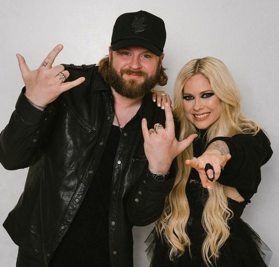 🚨| "Can You Die From a Broken Heart" by Nate Smith &amp; Avril Lavigne debuts at #29 on Billboard's Hot Country Songs chart.

― It is Avril's first entry ever on the chart.