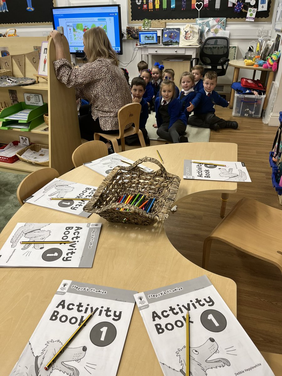 ValewoodPrimary's tweet photo. Another busy start to the school day with a fully-booked #VPSSchoolTour for prospective families. First stop, Team Tiddles. The ๐ซ were in the middle of their phonics lesson. โ๏ธ๐๐#ReadingForLearning โญ๏ธ๐ซ๐๐ผ @MerseyViewTrust https://t.co/Uf60tRuNsY