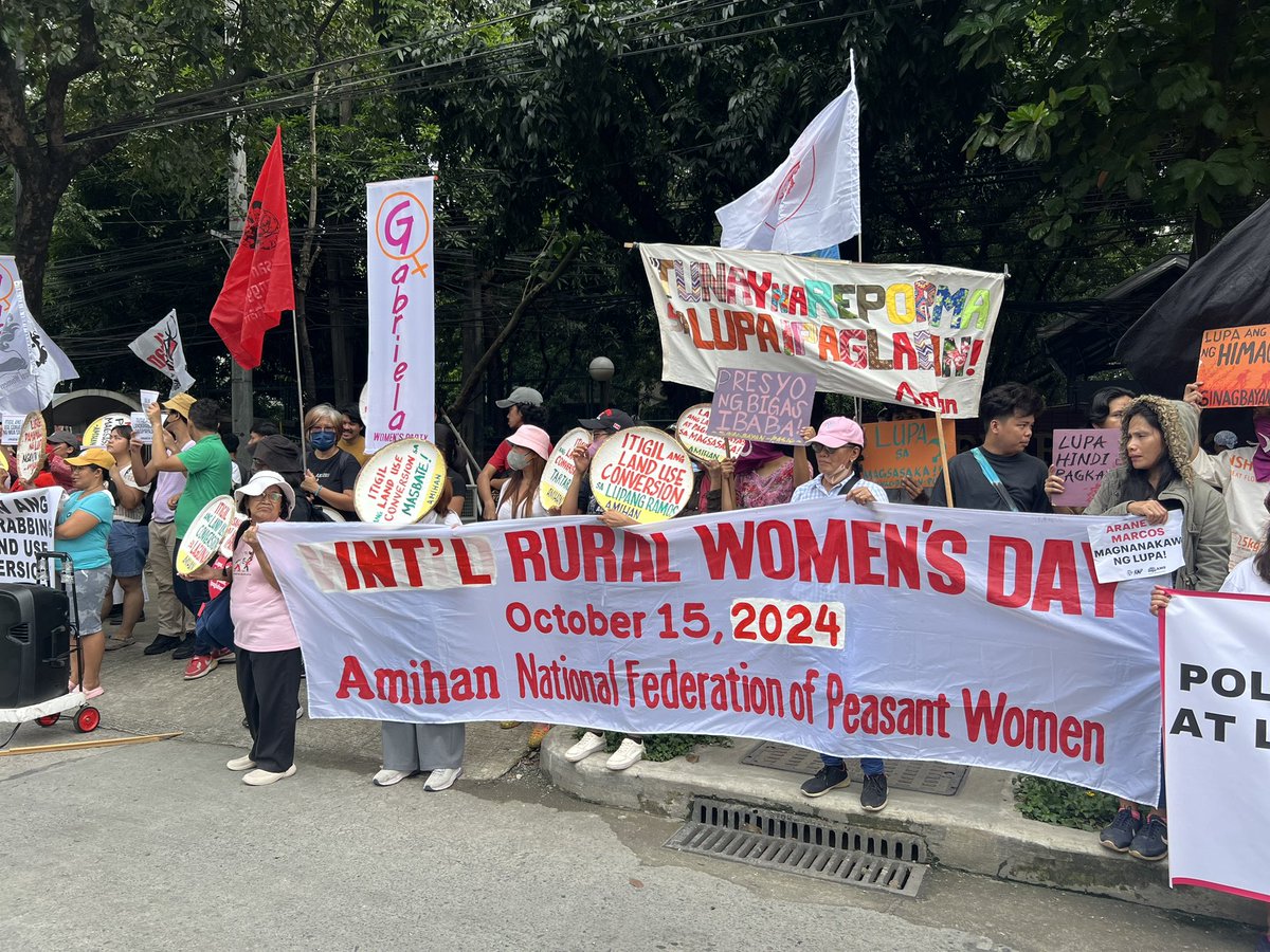sinagbayanphl's tweet photo. Happy International Rural Women’s   Day!
Sinagbayan recognizes the critical role of peasant women in making this world a better place to live in! ✊🏽✊🏽✊🏽✊🏽
#TunayNaRepormaSaLupa
#DefendPeasantWomen
#LandToTheTillers https://t.co/CtzmFdTraR
