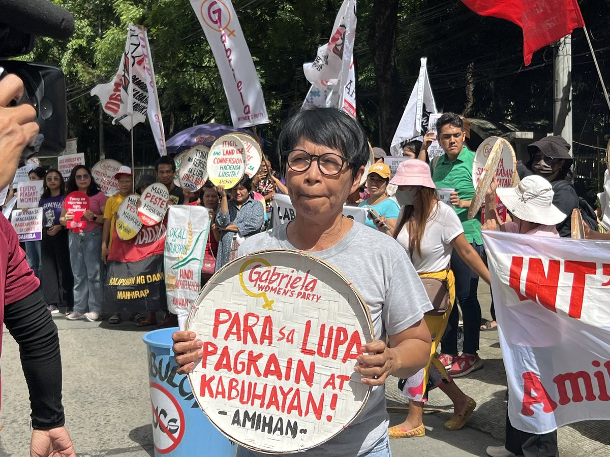 sinagbayanphl's tweet photo. Happy International Rural Women’s   Day!
Sinagbayan recognizes the critical role of peasant women in making this world a better place to live in! ✊🏽✊🏽✊🏽✊🏽
#TunayNaRepormaSaLupa
#DefendPeasantWomen
#LandToTheTillers https://t.co/CtzmFdTraR