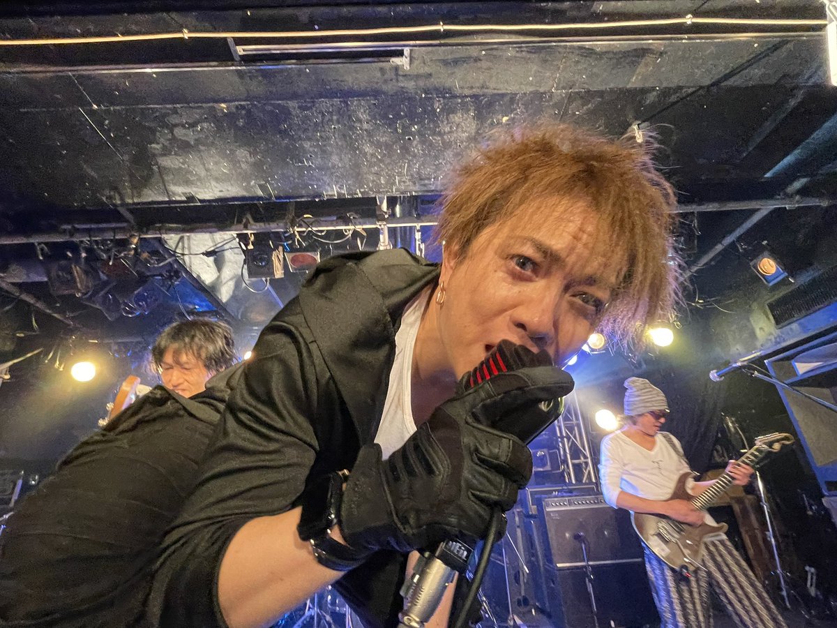 maho0920_sassrt's tweet photo. 昨日、#CRYME 主催「#脳天直撃4」
#incH 19年ぶりの復活&初代ドラムのいとうさん追悼ライブ。
新曲やるとは思わなかったけど、新曲もよかった~🎶
incHかっこよかった✨
楽しかった~😊✨最高でした!
やんやんとmotony久しぶりだったけど、会ってすぐわかってくれた。
久しぶりに会えてよかった✨ https://t.co/rxU62pDfGj
