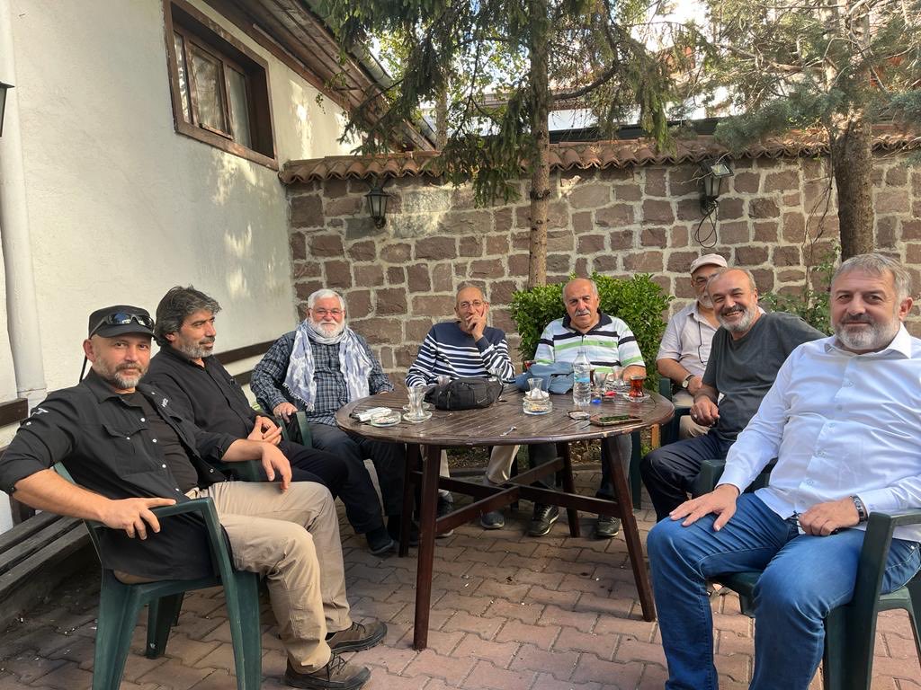 Divane bir derviş, akıncı ruhlu bir Deli'ydi Sadık Battal...
Ruhunun sesini duyabilen ve Kalıba sokulamayan insan soyunun en son örneklerinden birisiydi.
Bazen "birbirimizden sopalarımızı saklasak da' muhabbetin demine ulaştırdık biraraya gelince.
En son Mahir Damatlar ağabeyin