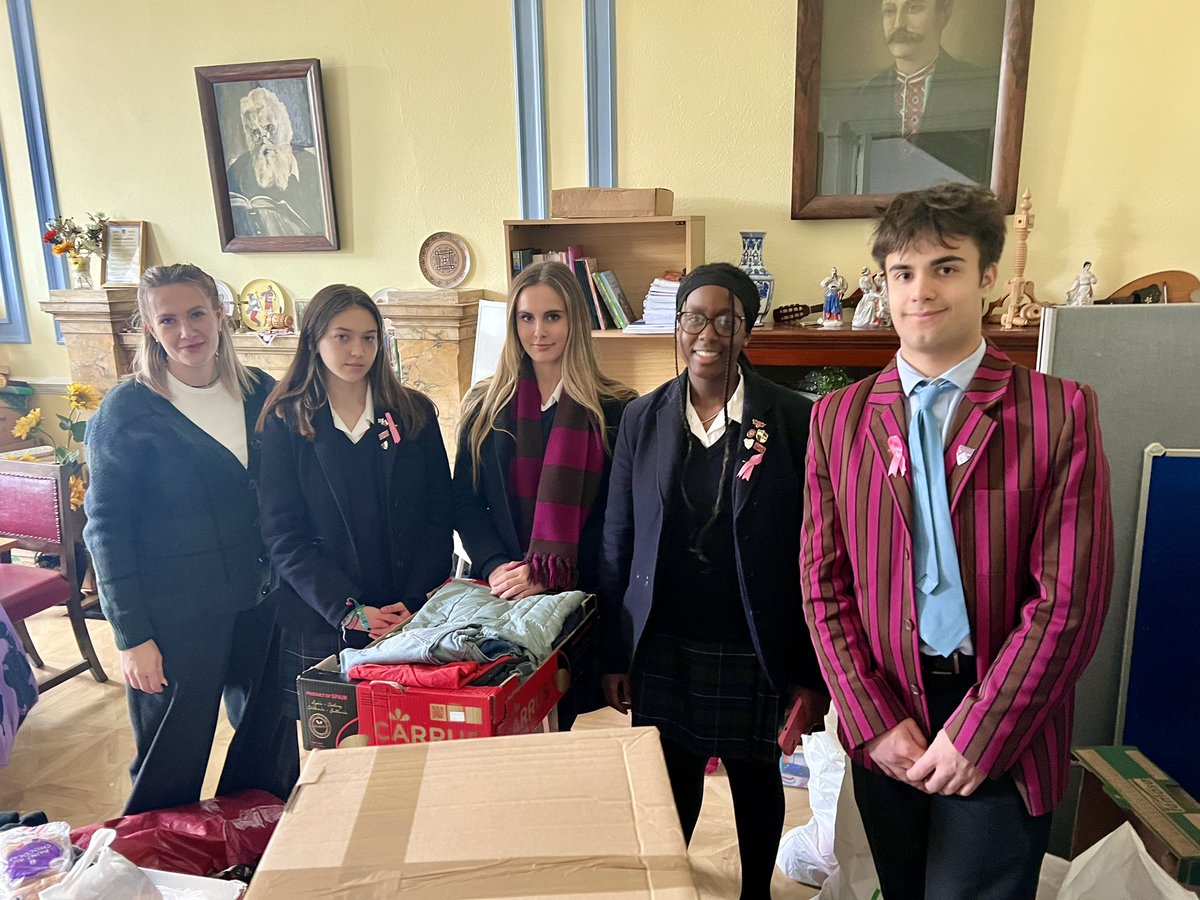 FettesCAS's tweet image. Dropping off donations of food, clothes, and toiletries at the Edinburgh Ukrainian Community Centre today! Many thanks to our L6th Andre, Nadia, Sope, Arianne, Sofia, and Ingrid for organising the collection in school and making a difference 🇺🇦 @Fettes_College