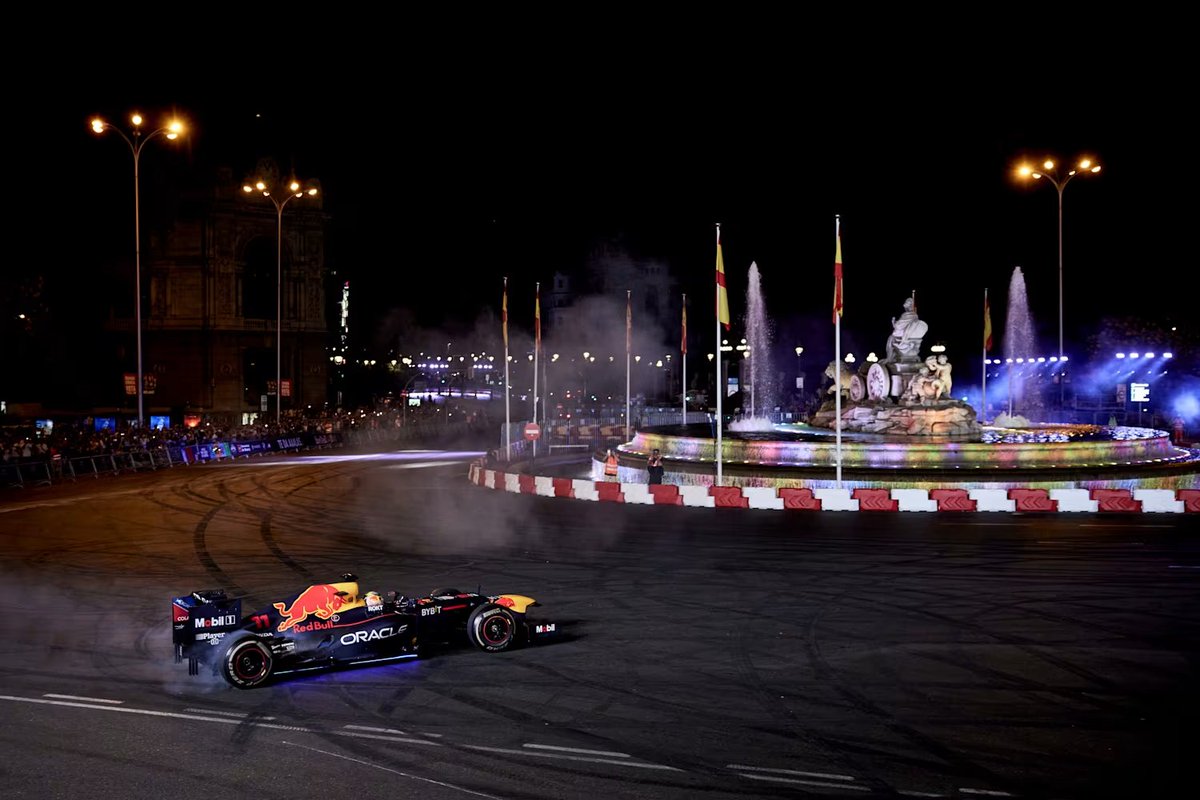 ElReyGuiri's tweet photo. 🚨 ¡OFICIAL!

Red Bull celebrará un evento en Madrid el próximo 2 y 3 de noviembre.

En Plaza Colón habrá simuladores, un show-car y, entre otros...

Habrá un 𝐞𝐯𝐞𝐧𝐭𝐨 𝐖𝐚𝐭𝐜𝐡-𝐏𝐚𝐫𝐭𝐲 𝐩𝐚𝐫𝐚 𝐯𝐞𝐫 𝐥𝐚 𝐜𝐚𝐫𝐫𝐞𝐫𝐚 𝐝𝐞 𝐁𝐫𝐚𝐬𝐢𝐥 𝐞𝐧 𝐝𝐢𝐫𝐞𝐜𝐭𝐨.

#F1 #USGP https://t.co/9joNmx2PHX