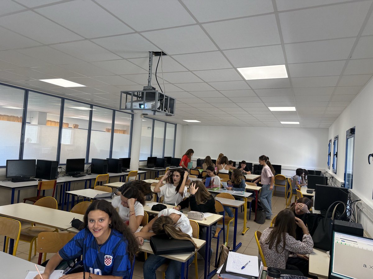 Ouverture du BAR, bureau d aide rapide, au <a href="/cgIleRousse/">COLLEGE PASCAL PAOLI ILE ROUSSE</a>.
Mme Scalise accueille 2 fois par semaine sur la pause méridienne les élèves qui ont besoin d’aide pour faire un exercice ou apprendre une leçon
Merci à elle !! <a href="/accorse/">Académie de Corse</a> <a href="/bernard_capelli/">Bernard_Capelli</a>