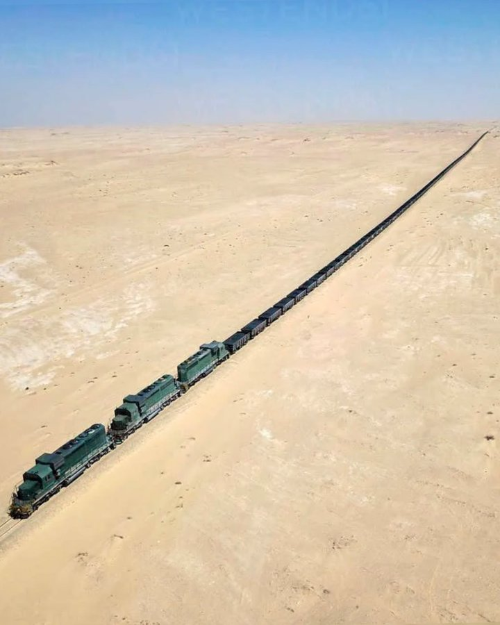 honordetigre's tweet photo. Un hilo sobre algunos de los trenes más surrealistas del mundo 🧵

1. El tren de mineral de hierro de Mauritania 🇲🇷

Uno de los más largos y pesados ​​del mundo, tiene una longitud de hasta 3 km, recorre 704 km y tiene entre 200 y 300 vagones que pesan hasta 84 toneladas. https://t.co/R4ZQiQ8Dao