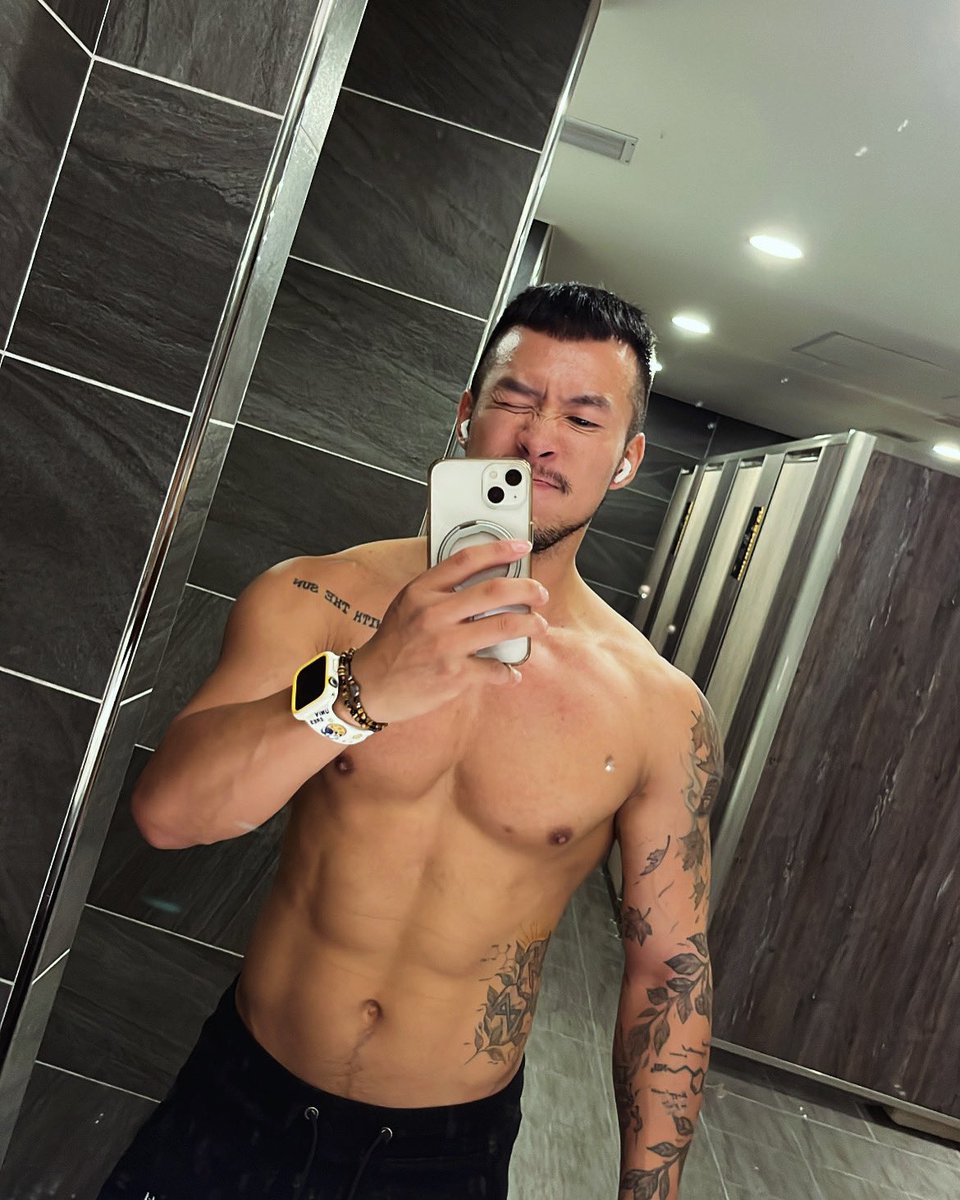 鏡子的水滴噴的剛剛好
很像什麼說不出來的特效🥵