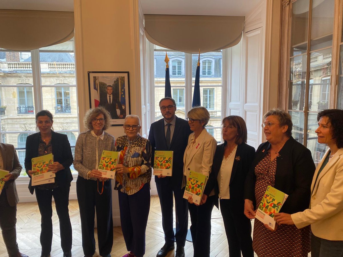 #FemmesRurales  | A l'occasion de la journée internationale des femmes rurales, la #MSA remettait, ce jour, son livre blanc "Les femmes en agriculture" à <a href="/FrancoiseGatel/">Françoise GATEL</a> , ministre chargée de la décentralisation et de la #Ruralité.
🎯15 propositions pour améliorer le quotidien