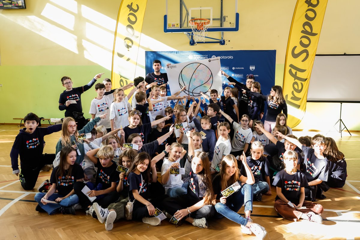 Trefl Sopot jako jedyny klub #EuroCup dołącza do programu "Basketballs for Good" organizowanym przez <a href="/EuroLeague/">EuroLeague</a> i <a href="/Moto/">motorola</a> 🏀📱 #plkpl

Dziś w SP9 w Sopocie zostały zorganizowane warsztaty, w czasie których uczyliśmy dzieci wartości życiowych, które reprezentuje koszykówka: