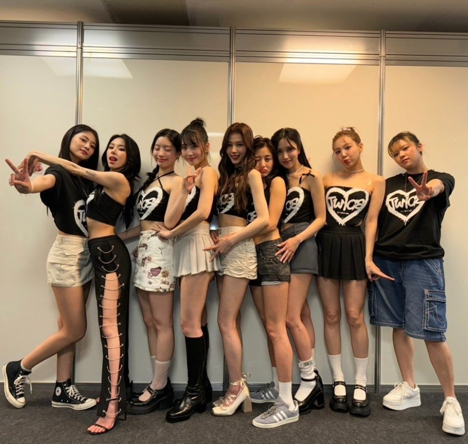 rainbowmyoi's tweet photo. 1 RETWEET/REPLY = 1 VOTE FOR TWICE!

THIS IS MY ONE VALID VOTE  
DAY 2 #2024MAMAVOTE #TWICE https://t.co/Rf1BT3FZNw
