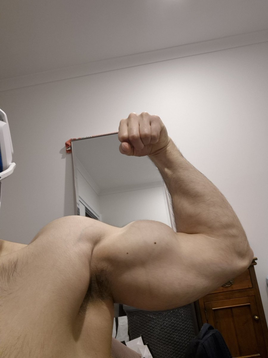 Come worship my arms boys 😈

#findom #cashmaster