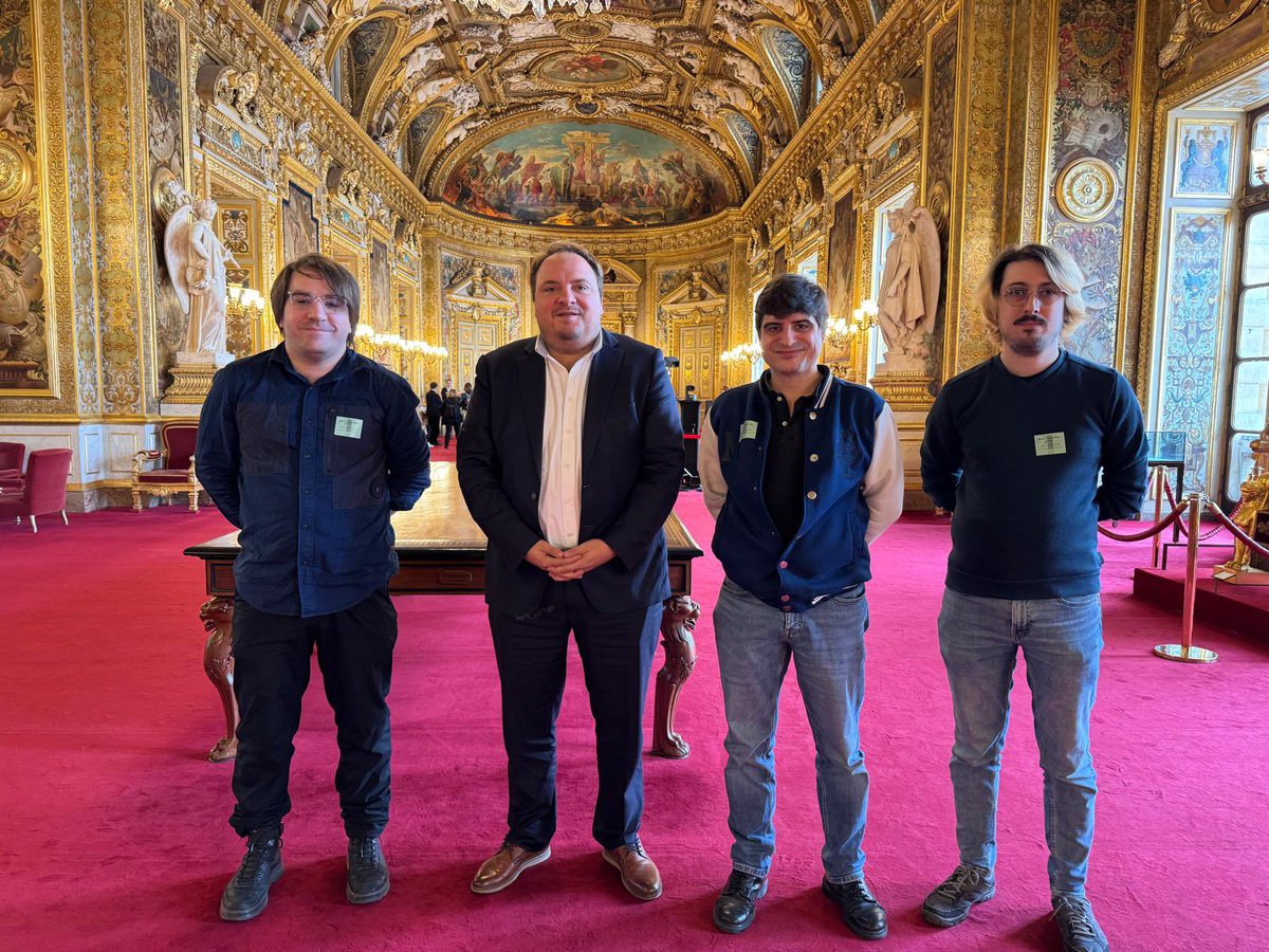 Aujourd’hui, c’est une grève historique à <a href="/UbisoftFR/">Ubisoft FR 🇫🇷</a>.
3 jours de grèves suite à une décision unilatérale d’annuler un accord sur le télétravail qui pourrait conduire à une suppression de 5% à 10% des effectifs.
Merci au <a href="/stjv_fr/">Syndicat des Travailleureuses du Jeu Vidéo</a> d’être venu au Sénat. Plein soutien à leur lutte.✊