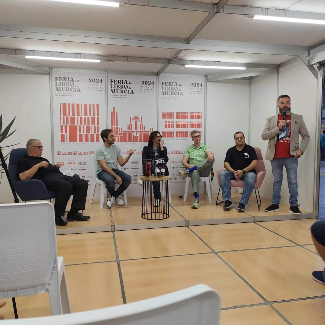 Claudio Cerdán (@claudiocerdan) on Twitter photo Un lujo participar en la Feria del Libro de #Murcia presentando "El hombre sin rostro".
<a href="/feriaLibroMurci/">Feria del Libro de Murcia</a>
<a href="/EdDestino/">Ediciones Destino</a>
<a href="/EditabundoA/">Editabundo Agencia Literaria</a> Un lujo participar en la Feria del Libro de #Murcia presentando "El hombre sin rostro".
<a href="/feriaLibroMurci/">Feria del Libro de Murcia</a>
<a href="/EdDestino/">Ediciones Destino</a>
<a href="/EditabundoA/">Editabundo Agencia Literaria</a>