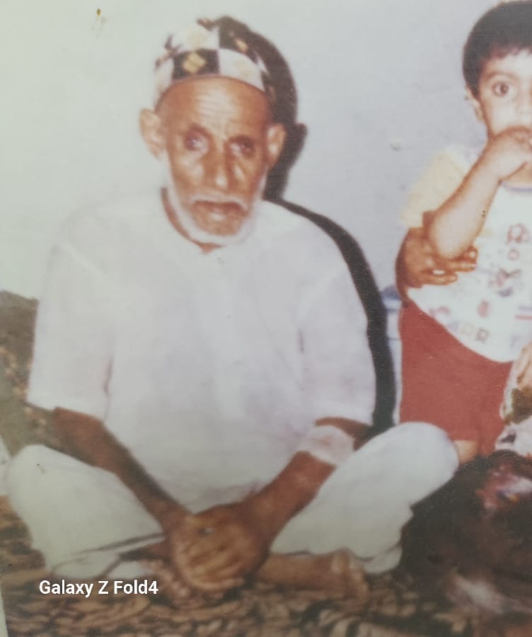 #خالد_بن_محمد_بن_زايد  صورة لي لما كنت طفل بجوار  المغفور  له  بإذن الله   خليفة الرميثي  بمدينة العين  أحد  رفقاء  المغفور لهما  الشيخ  شخبوط بن سلطان و الشيخ زايد  بن سلطان توفي في أوائل  الثمانينات وللظروف  قاهرة  انقطع  التواصل  بافراد  عائلته لسنوات طويله  ارجو  نشر  صورة