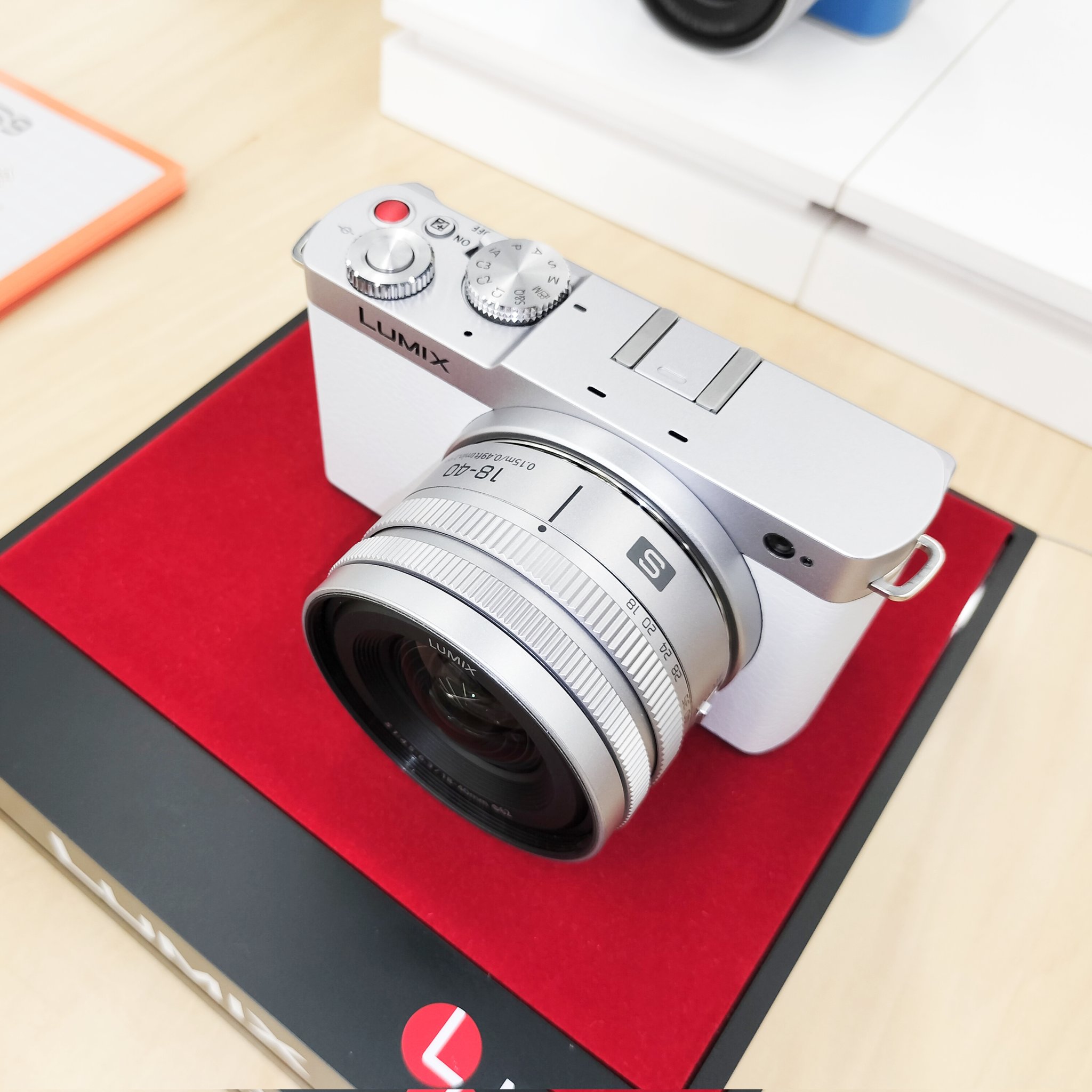LUMIX S9 広角ズームレンズキット スモーキーホワイト 広角ズームレンズ「LUMIX S 18-40mm F4.5-6.3」が発売。さらに